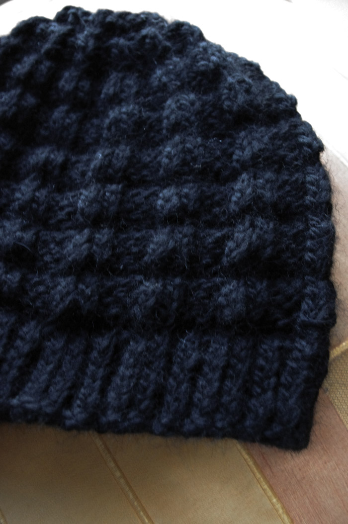 Gros Bonnet pour hommes tricotés aux aiguilles en laine épaisse.